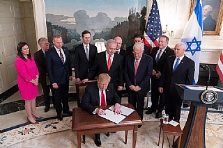 נשיא ארה"ב דונלד טראמפ חותם על מסמך ההכרה בריבונות הישראלית ברמת הגולן (הגדל)